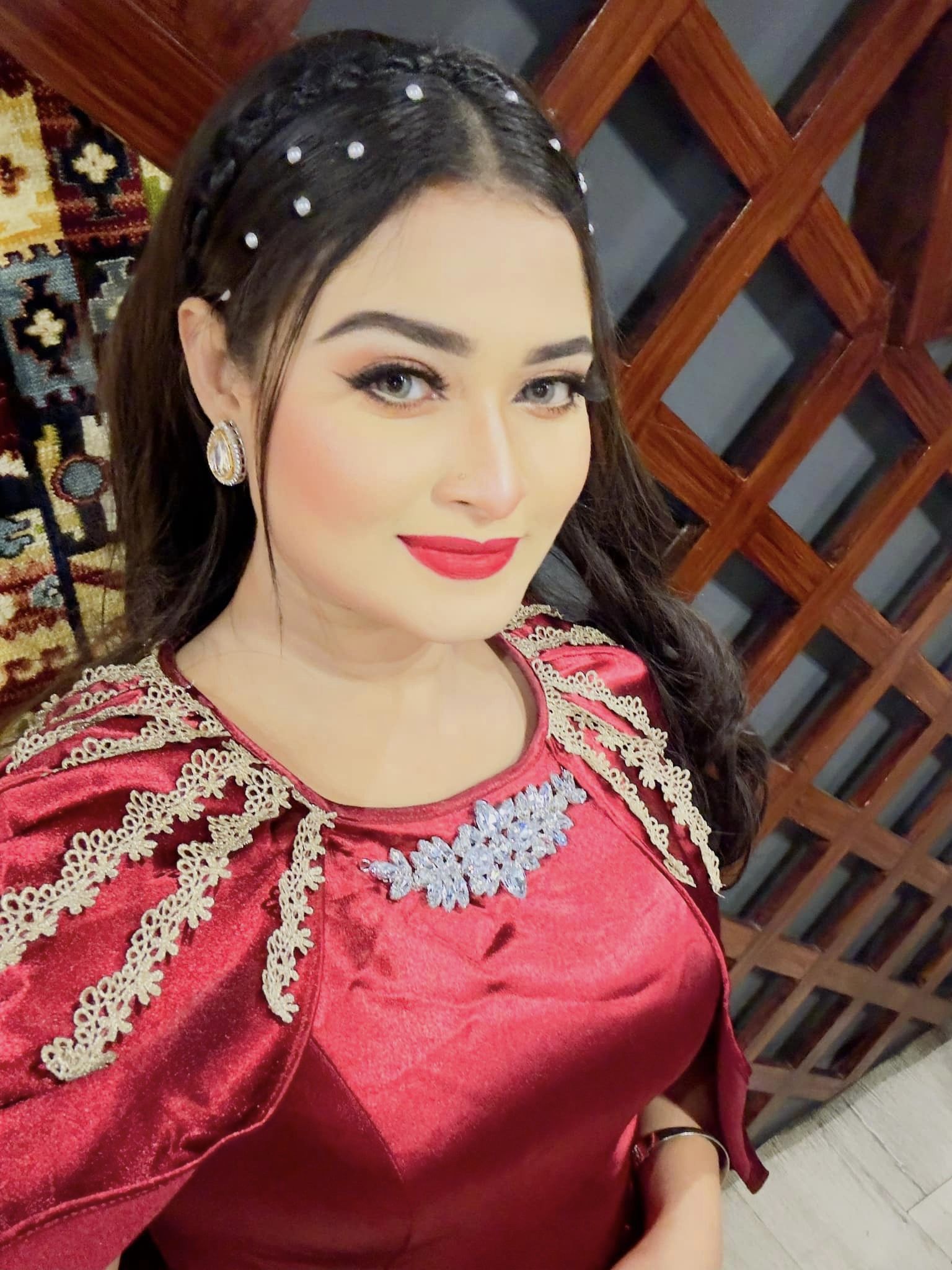 শিরিন শিলায় মুগ্ধ দর্শক
