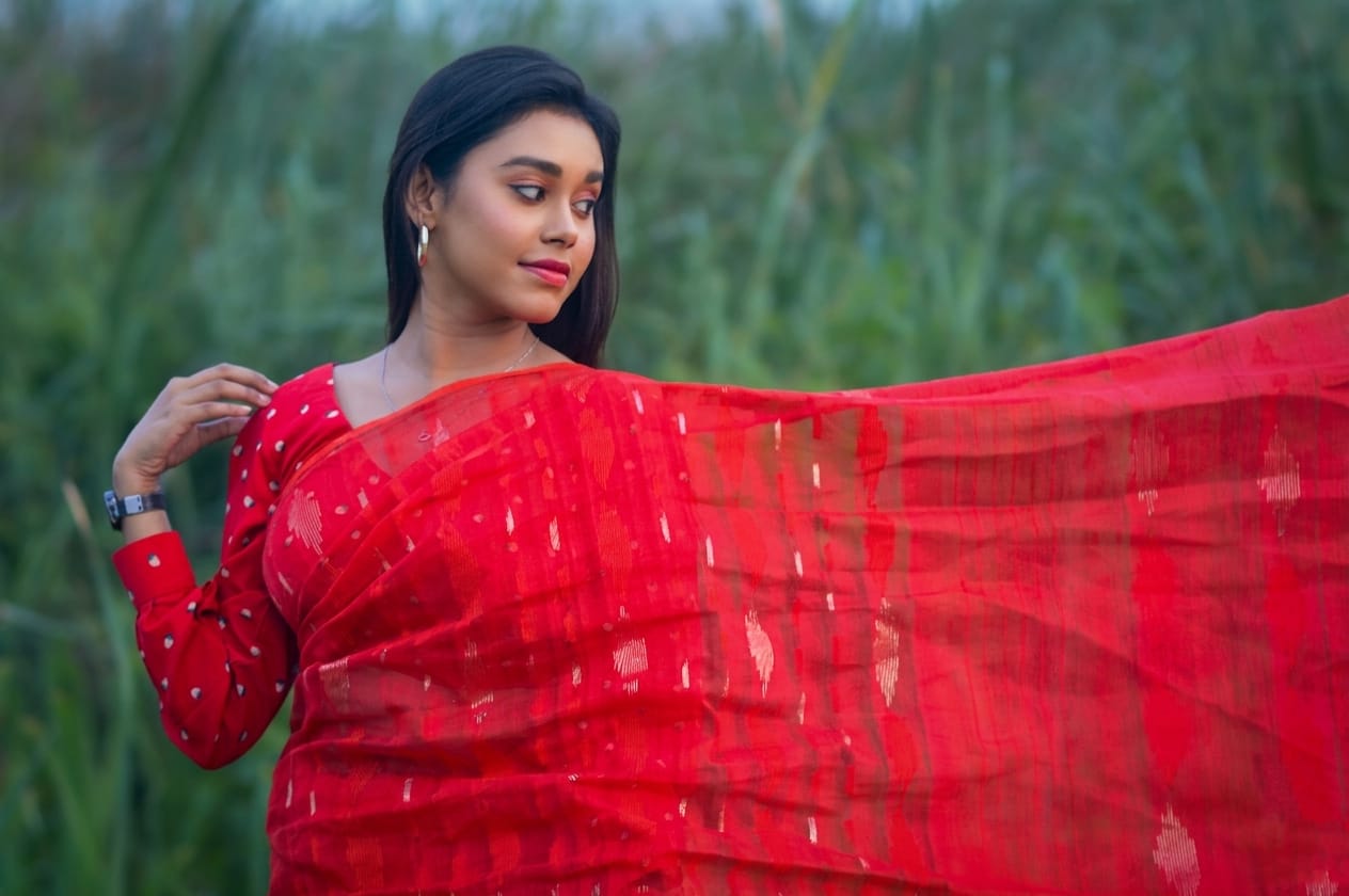  লাল শাড়িতে বাঙালি তরুণীদের সৌন্দর্য 