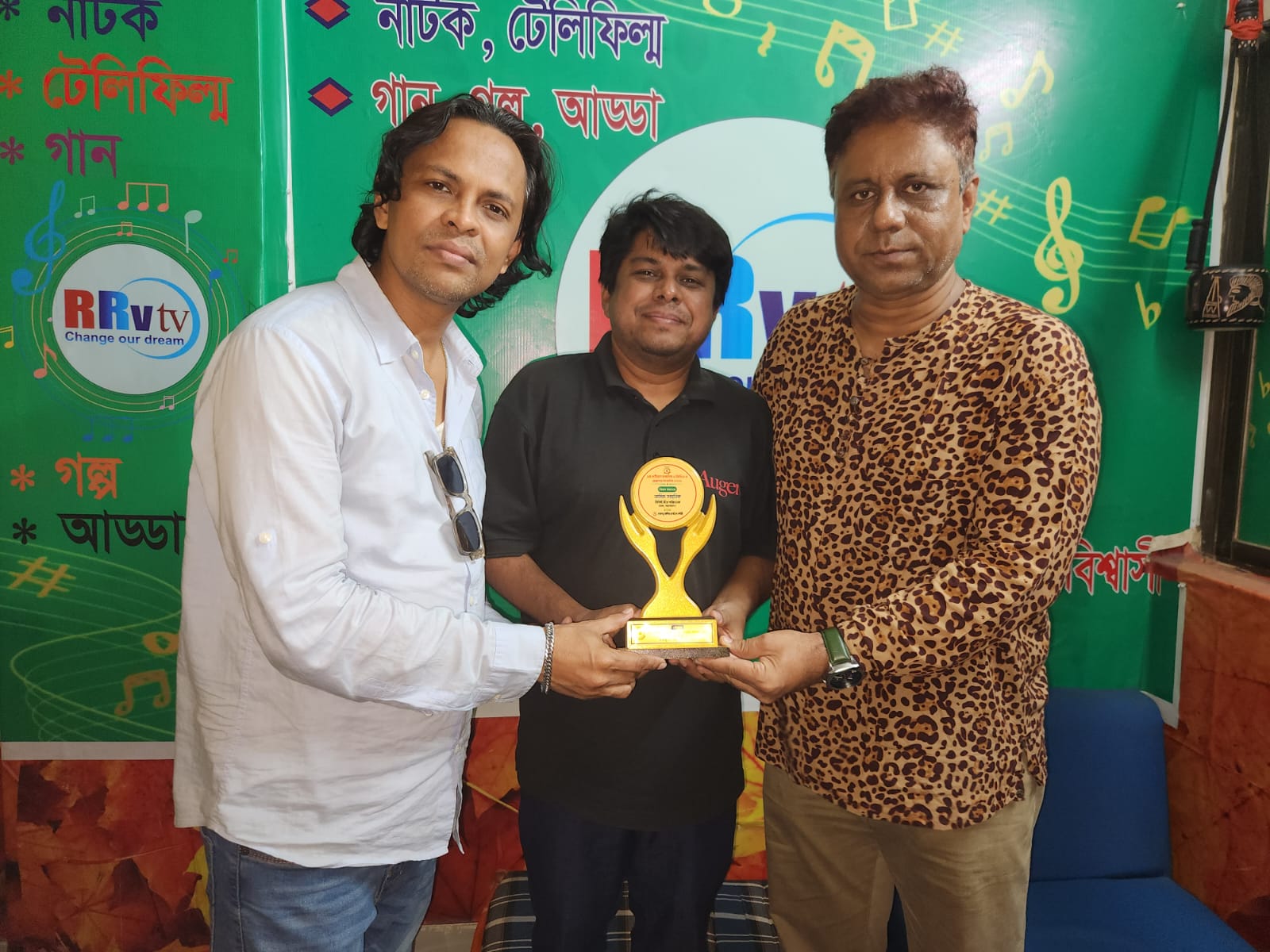 ব্যাচেলর ইন ট্রিপ চলচ্চিত্রের নির্মাতা নাসিম সাহনিক পুরস্কৃত হলেন