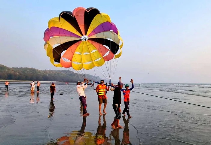 আকাশে উড়ে পাহাড়-সমুদ্র দেখছেন কক্সবাজারের পর্যটকেরা